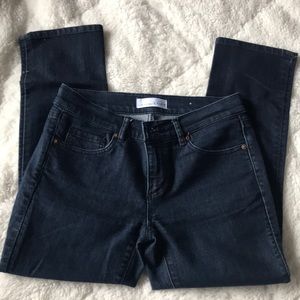 Womens dark denim capri.
